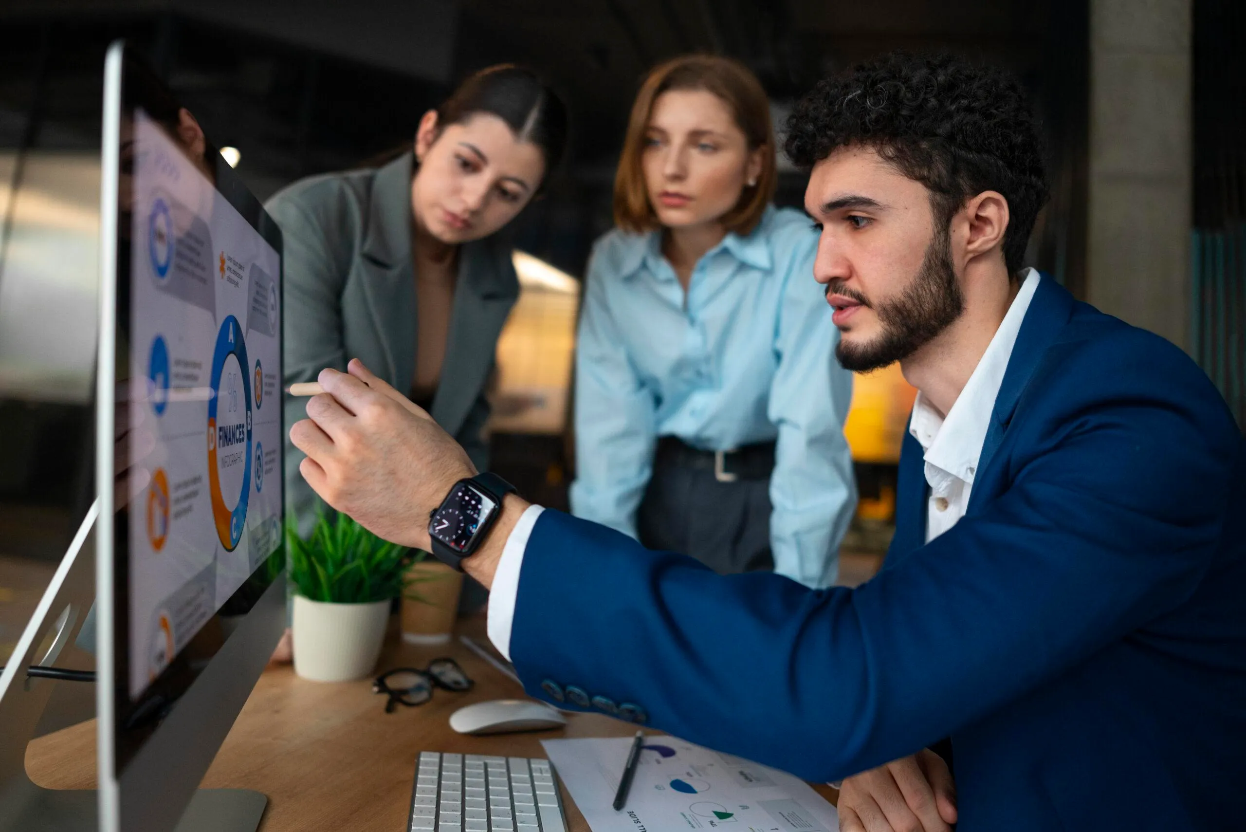 Equipe usando CRM Salesforce para organizar relacionamento e crescimento